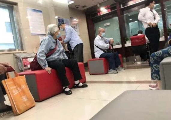 病重老人取钱不幸离世，银行事件暴露的深层问题