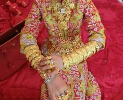 奢华婚礼，女子用180克黄金手捧花做陪嫁，价值连城引关注