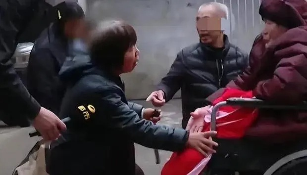 百万大奖得主儿子意外中1000万，父亲却因疑心砍伤前妻引发社会关注