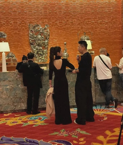 马筱梅惊艳亮相，三套高定礼服尽显优雅气质，金饰设计考究独领风骚