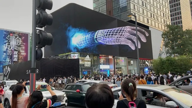 成都春熙路巨型3D蛇惊艳亮相，逼真程度引发网友热议与争议