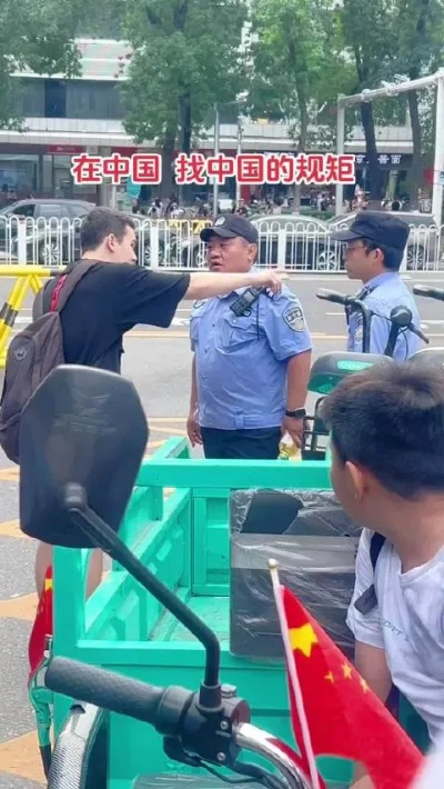 男子翻护栏插队被警察叔叔一把薅回，文明出行从你我做起