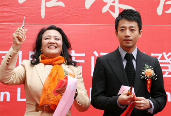 汪小菲撒喜糖，张兰一身红衣送祝福，豪门喜事引关注