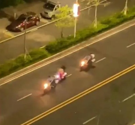 飞车党紧追吓哭小女孩，警方迅速响应显警力