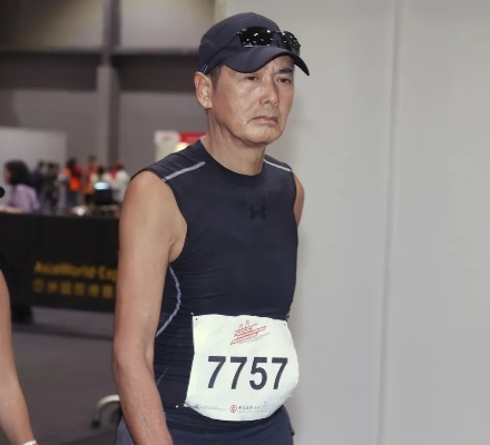 周润发70岁生日跑步庆生，演绎人生马拉松传奇