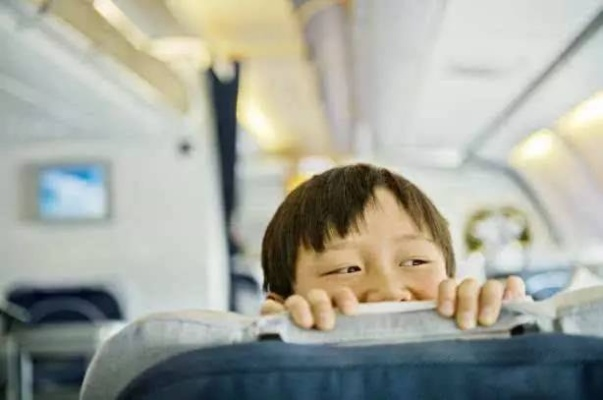 母子错过航班大闹机场，反思社会道德与家庭教育