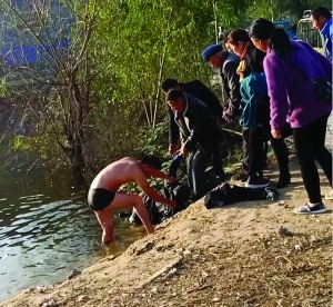 为救落水儿童，勇敢家长砍伤醉汉老人，申请国家赔偿128万引发社会热议