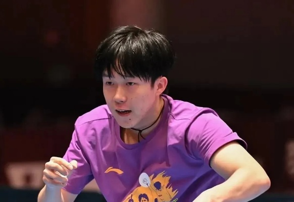 王楚钦球拍胶皮开裂，果断更换球拍助力赛场表现再创新高