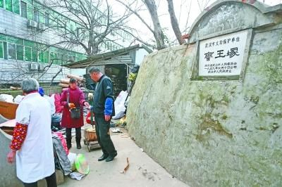 多方回应，文保单位碑前惊现多个垃圾桶，文物保护与环境卫生如何平衡？
