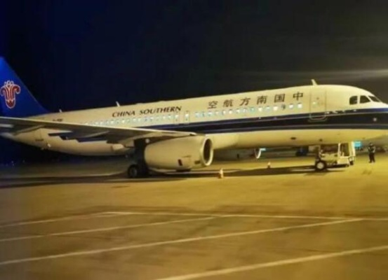南航客服回应飞机触地复飞事件，安全措施得力，乘客情绪稳定