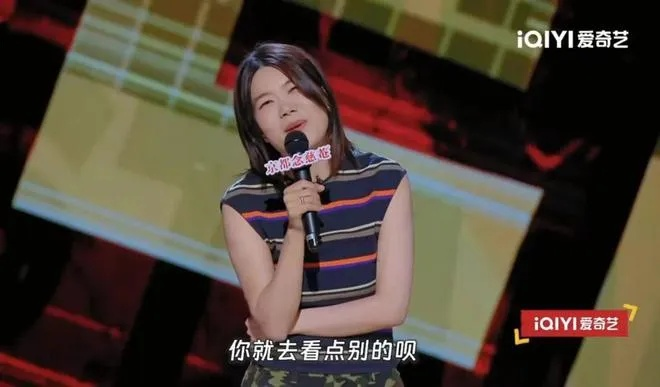 遭猥亵女脱口秀演员坚强回归，舞台风采依旧，勇敢面对困境，展现无畏精神