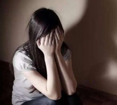 校园丑闻，男生偷拍女性当场被抓，后果严重已被开除学籍