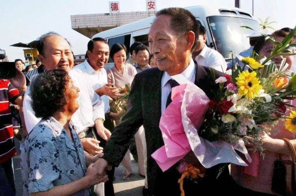 袁隆平夫人泪洒墓园，亲友搀扶缅怀杂交水稻之父