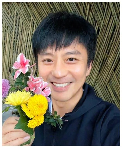 邓超发文悼念朱媛媛，狗头表情引网友热议，究竟是怎么回事？