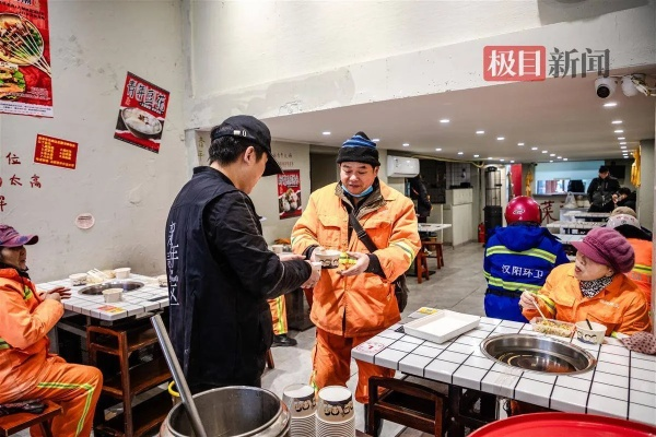 武汉现人狗分餐共享火锅店，温馨共食成城市新风尚