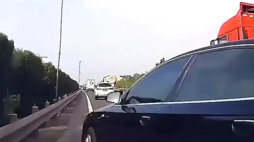 高速惊魂！两车刀片超车瞬间报废，教训惨痛引深思