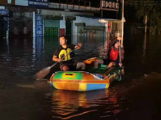武汉暴雨中的温情瞬间，家长划桨板勇接娃回家