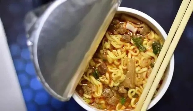 外卖盒温度过高释放有毒物质，食品安全需警惕！