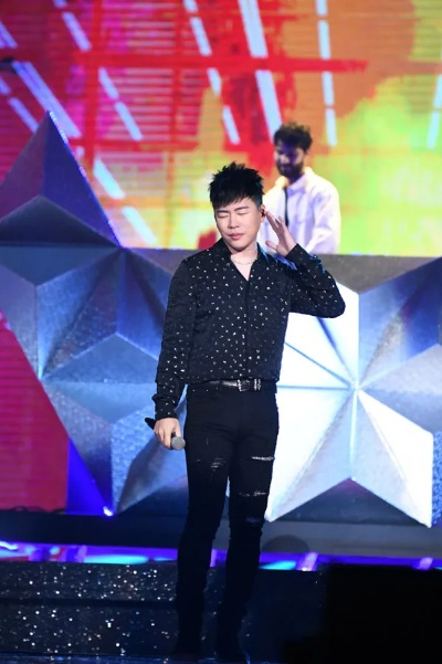 胡彦斌演唱会惊爆眼球，每位观众获赠金子，现场气氛火爆！