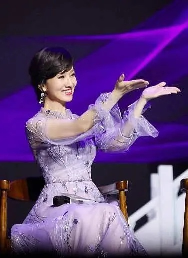 71岁赵雅芝演唱会上泪洒现场，感动无数观众，网友，岁月不败美人！