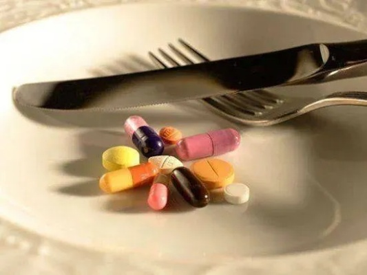 男子长期依赖外卖饮食，不幸患病需终身服药，警示现代生活方式的反思