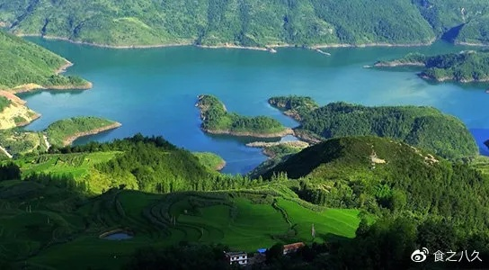 武陵山天池底部材质引发热议，景区回应，304不锈钢打造，确保水质安全