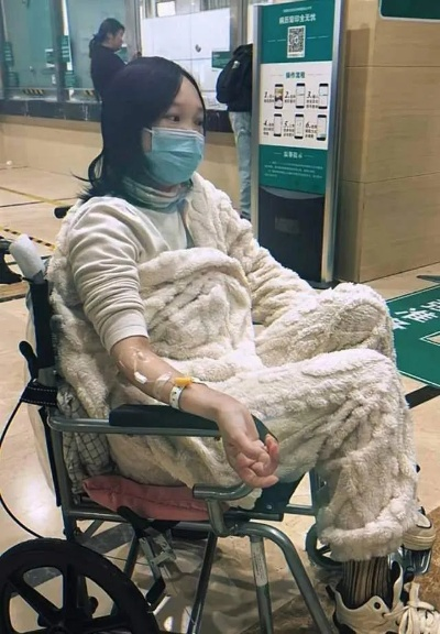 悲情落幕，40岁抗癌博主在输液过程中意外离世，网友哀悼其坚强抗争精神