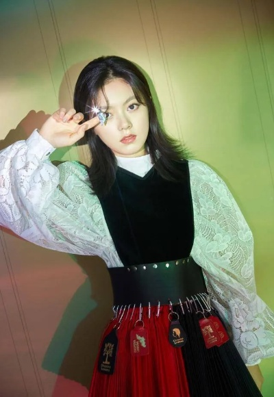 赵今麦惊艳亮相，谁给这位童星选的裙子竟如此惊艳？