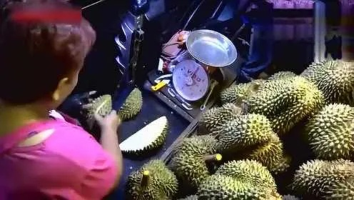 榴莲不让带进火车站，4人光速炫完，上演一场榴莲大逃亡