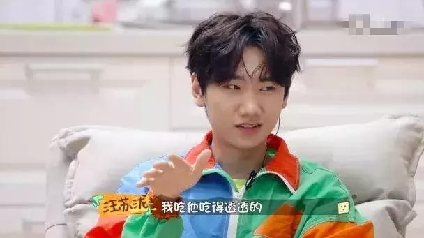 汪苏泷的神秘拍照搭子揭秘，是真蛇还是错觉？一场奇妙的视觉之旅