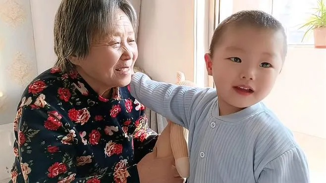 奶奶看180斤孙子瘦了，塞钱让买肉，祖孙情深暖人心
